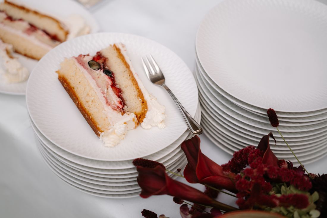 Tortenstück mit Beeren beim Sektempfang