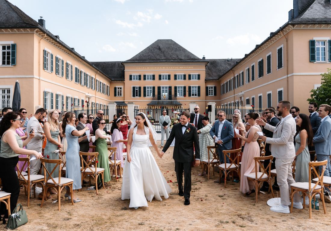 Hochzeitsgesellschaft im Schlosshof