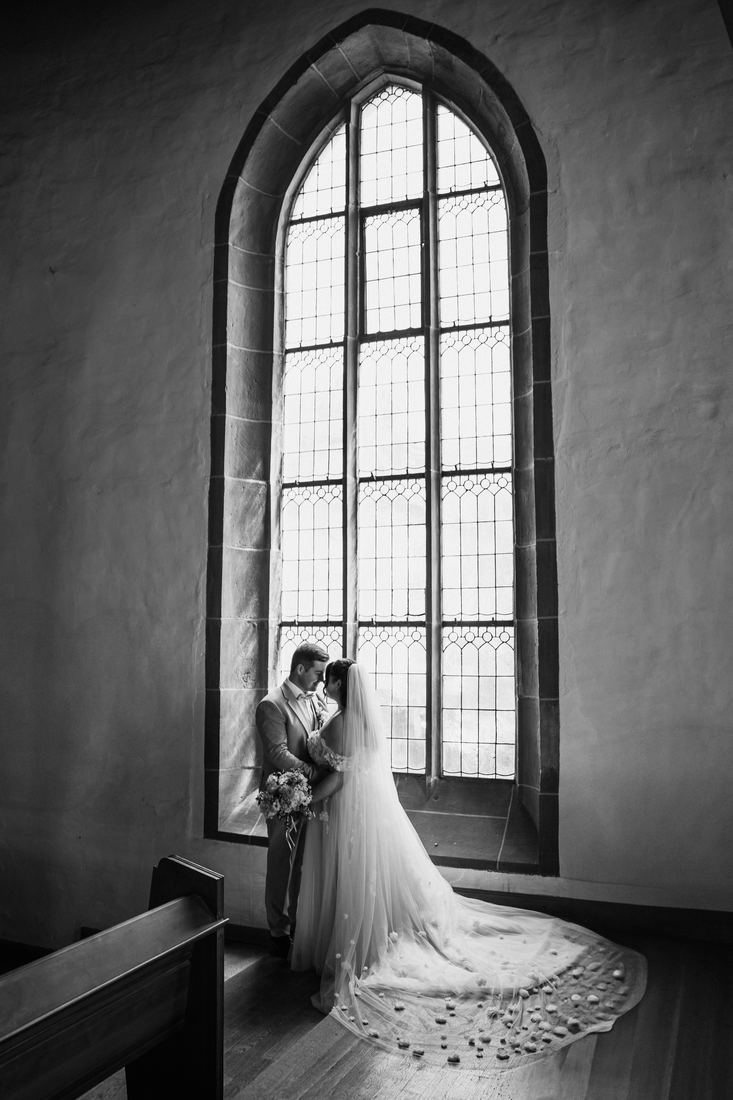 Brautpaar im gotischen Kirchenfenster
