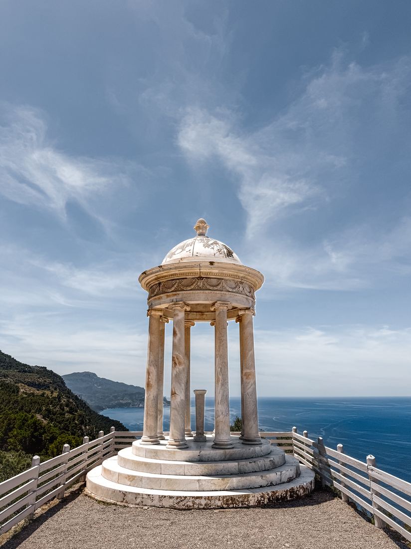 Marmor-Pavillon von Son Marroig mit Meerblick