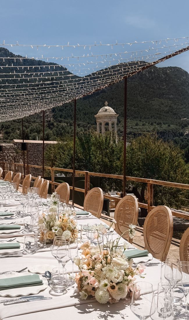 Festlich gedeckte Tafel mit Blick auf die Berge
